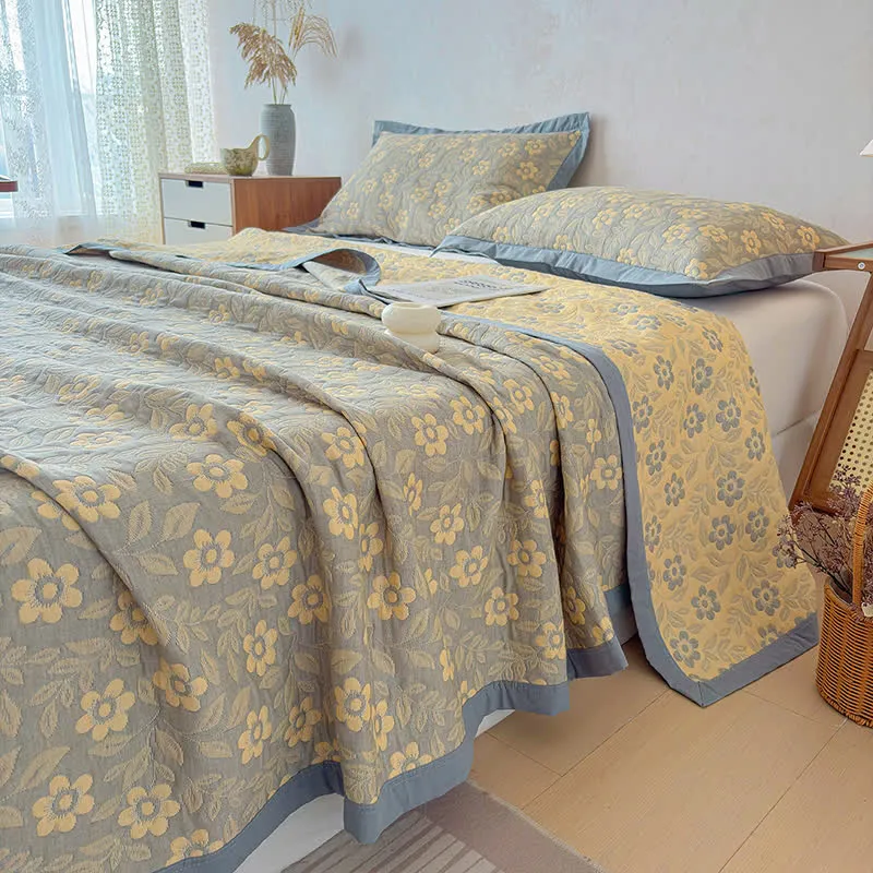 Dreilagige Musselin-Baumwolldecke mit Blumenmuster