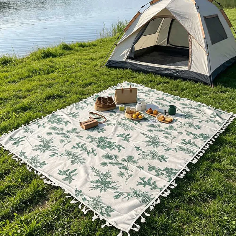 Picknickdecke mit Vintage-Waldmuster und Quasten