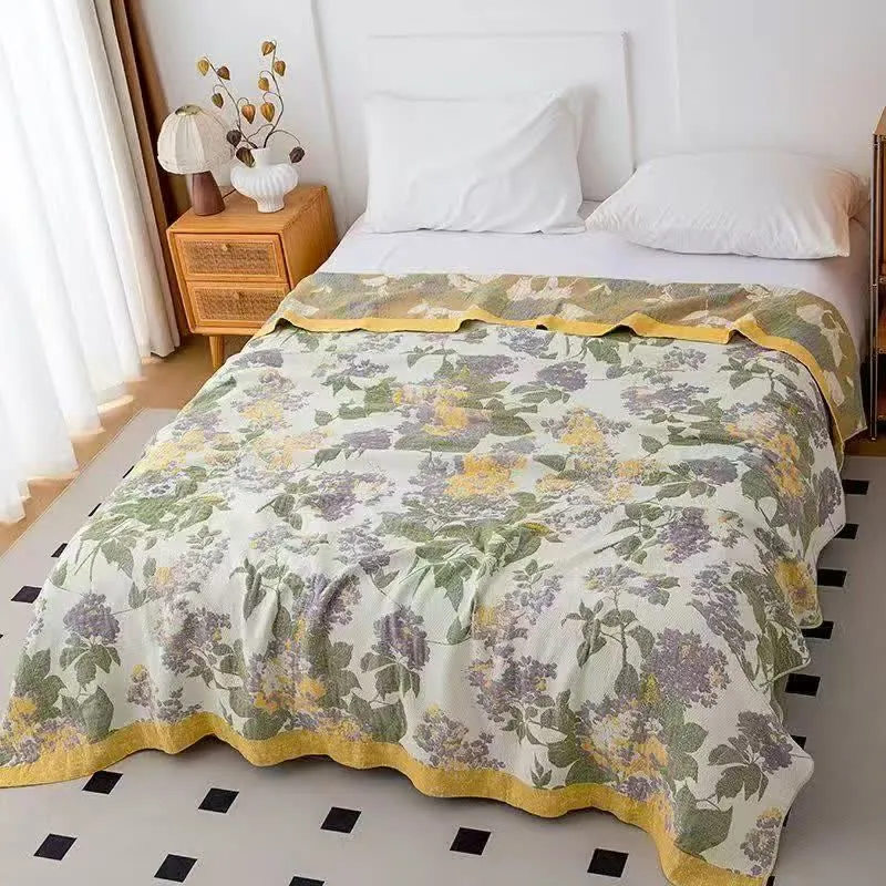 Flieder- und senffarbene Jacquard-Gaze-Steppdecke mit Blumenmuster