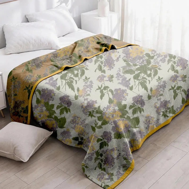 Flieder- und senffarbene Jacquard-Gaze-Steppdecke mit Blumenmuster