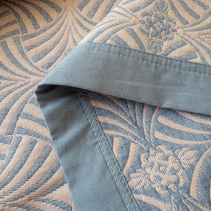 Wendbare Jacquard-Decke mit drei Lagen und geometrischem Muster