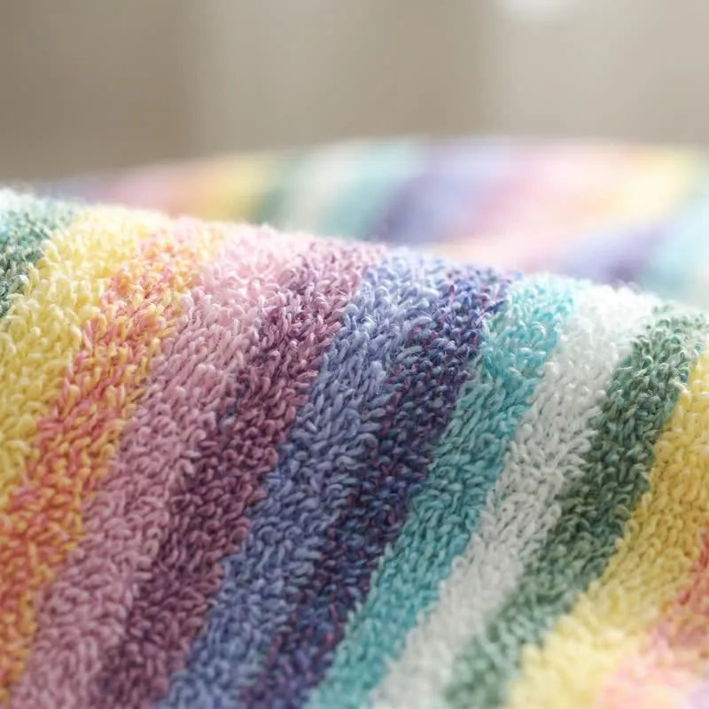 Regenbogenfarbenes, atmungsaktives Baumwollhandtuch