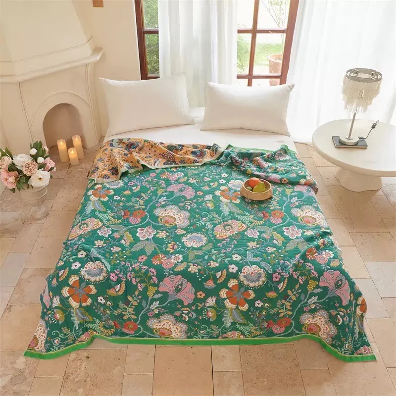 Wendbare Steppdecke aus Gaze im Landhausstil mit botanischem Flair