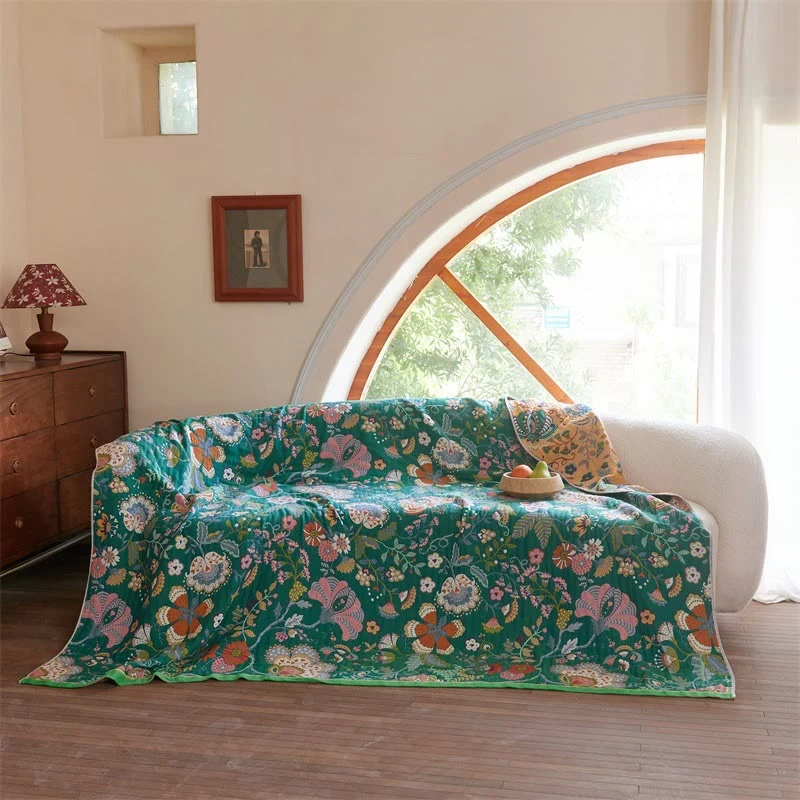 Wendbare Steppdecke aus Gaze im Landhausstil mit botanischem Flair