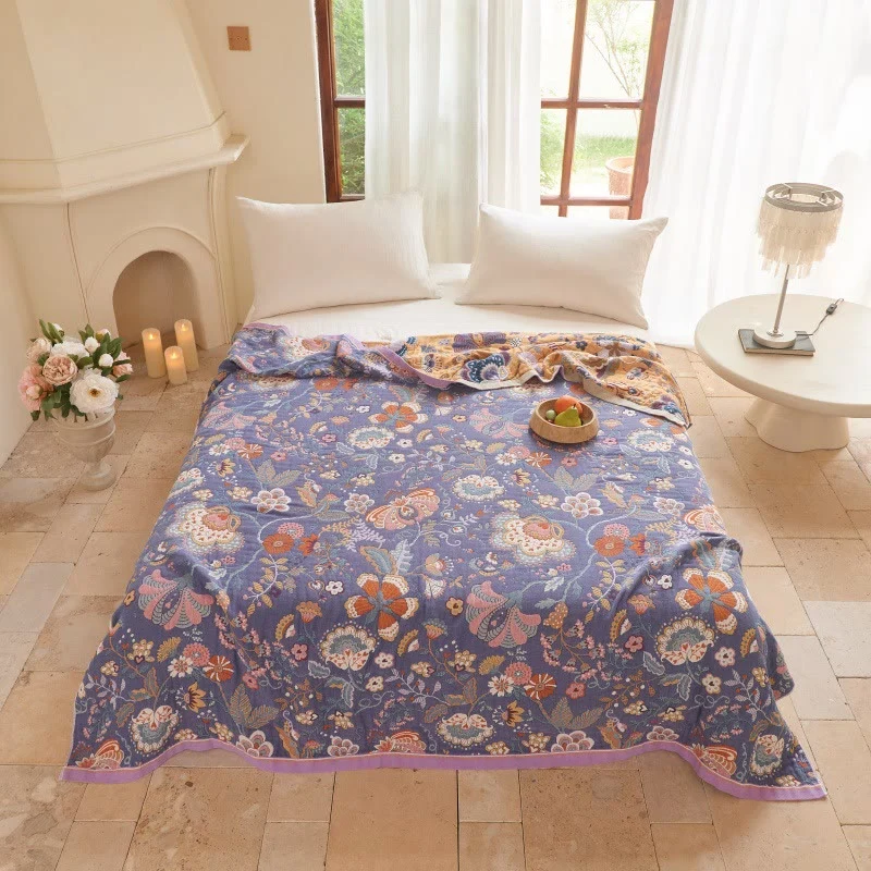Wendbare Steppdecke aus Gaze im Landhausstil mit botanischem Flair