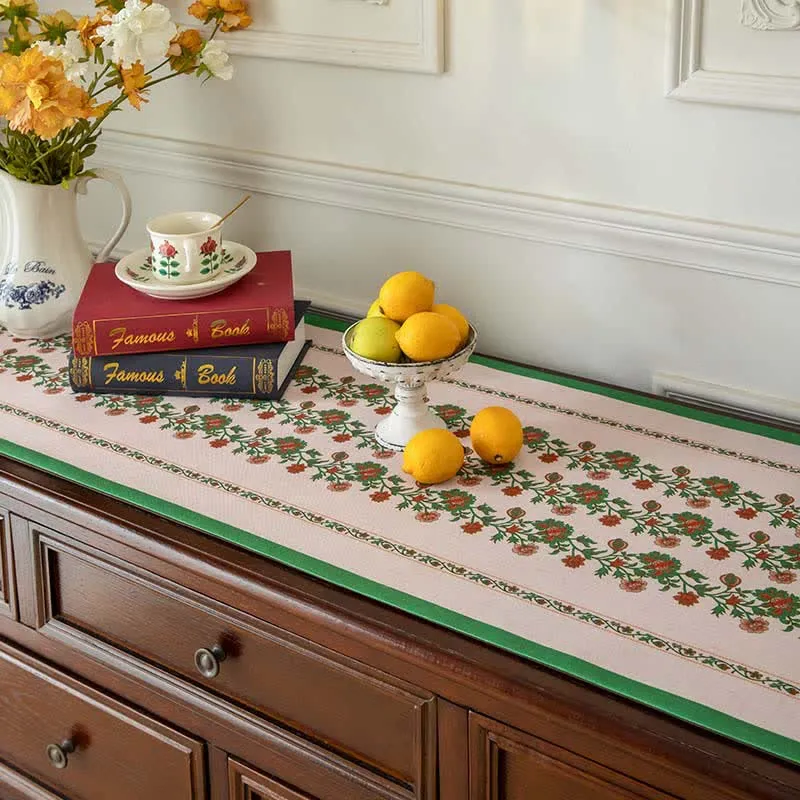 Eleganter Tischläufer mit Blumenmuster und Quastenbesatz