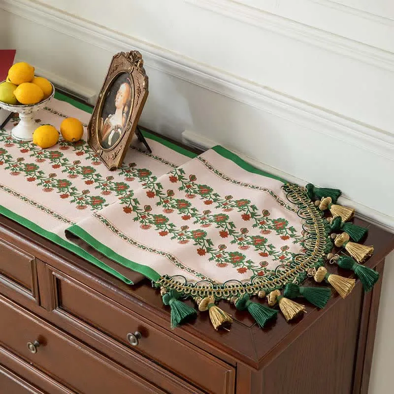 Eleganter Tischläufer mit Blumenmuster und Quastenbesatz