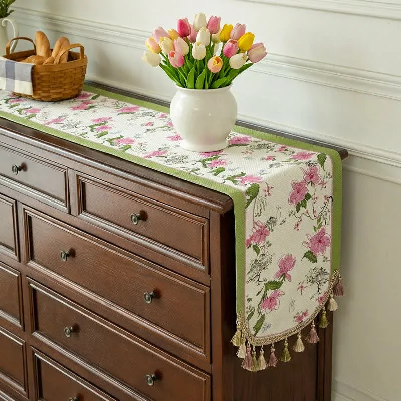 Tischläufer im Landhausstil mit Blumenquasten