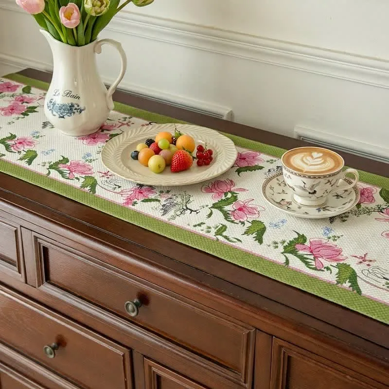 Tischläufer im Landhausstil mit Blumenquasten