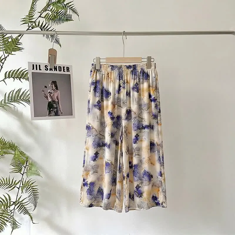 Kurze Loungehose mit künstlerischem Print