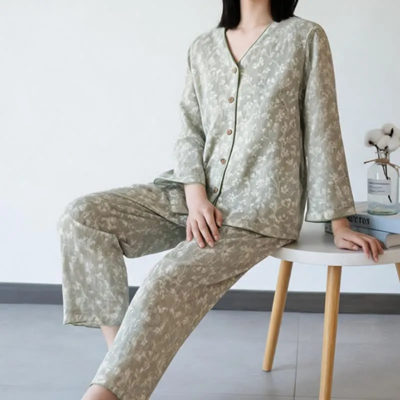 Weicher, geblümter Baumwollpyjama mit Knopfleiste