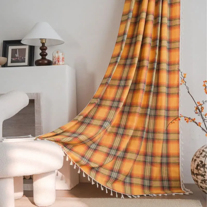 Orangefarbener Vorhang im Landhausstil mit Karomuster und Quasten