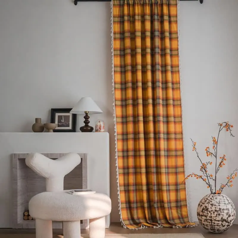 Orangefarbener Vorhang im Landhausstil mit Karomuster und Quasten