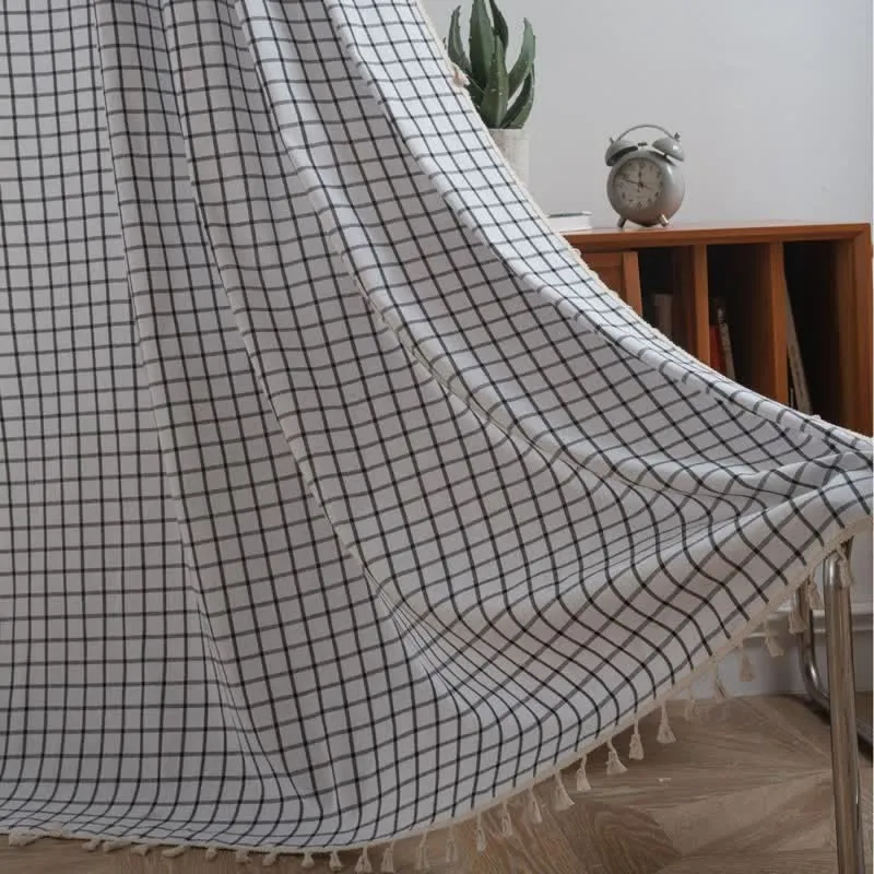 Minimalistischer Vorhang mit schwarz-weißem Karomuster