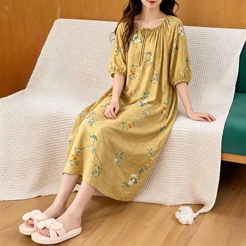 Vintage Lounge-Kleid mit Blumen- und Zweigmuster