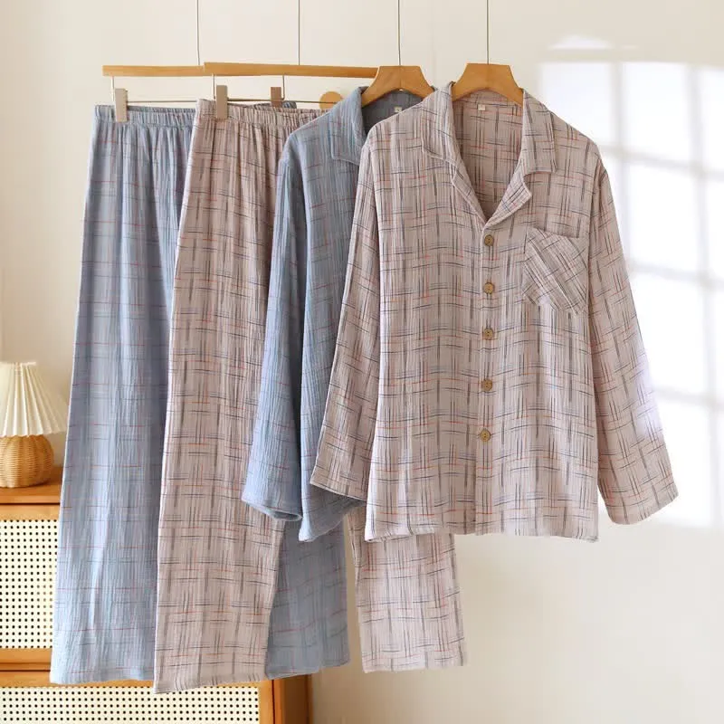 Bunte, gestreifte und karierte Baumwoll-Pyjamas