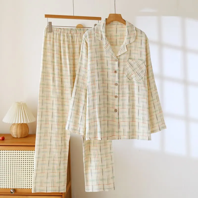 Bunte, gestreifte und karierte Baumwoll-Pyjamas