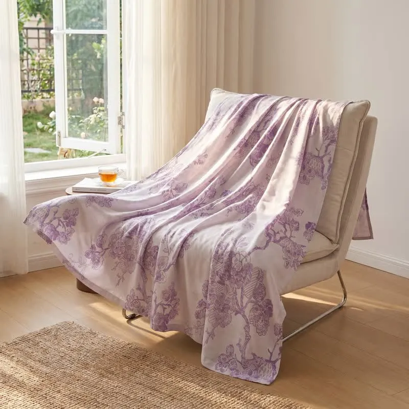 Mehrfarbige Patchworkdecke aus Bambusfasern mit floralem Rankenmuster