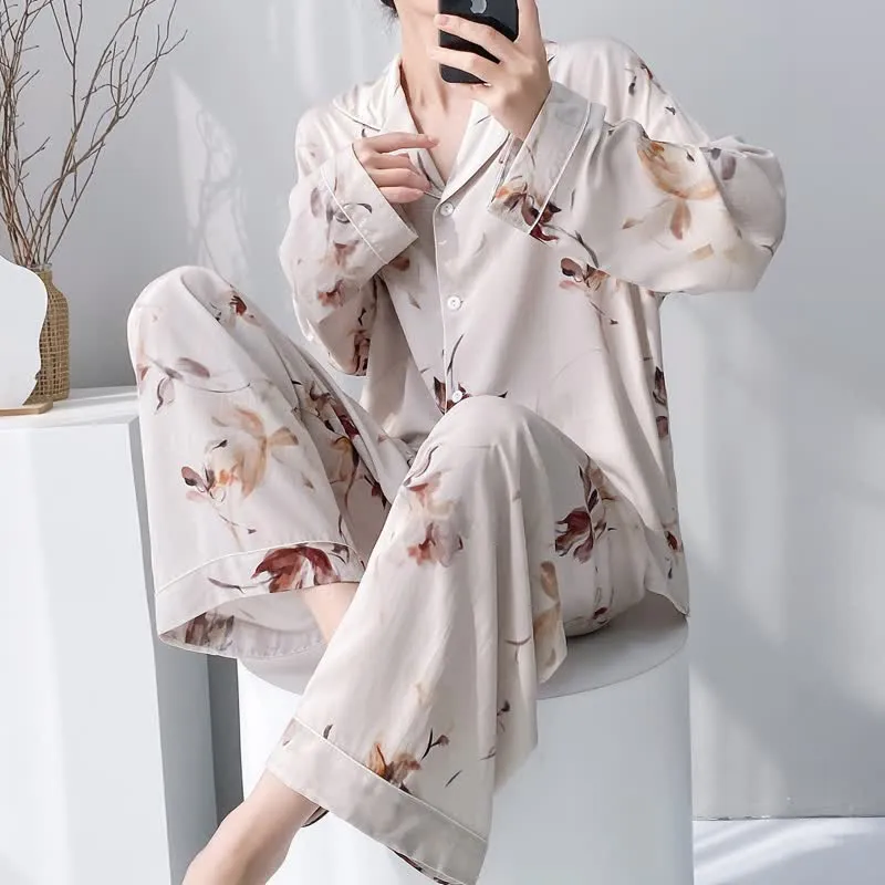 Pyjama-Set im künstlerischen Blumenstil