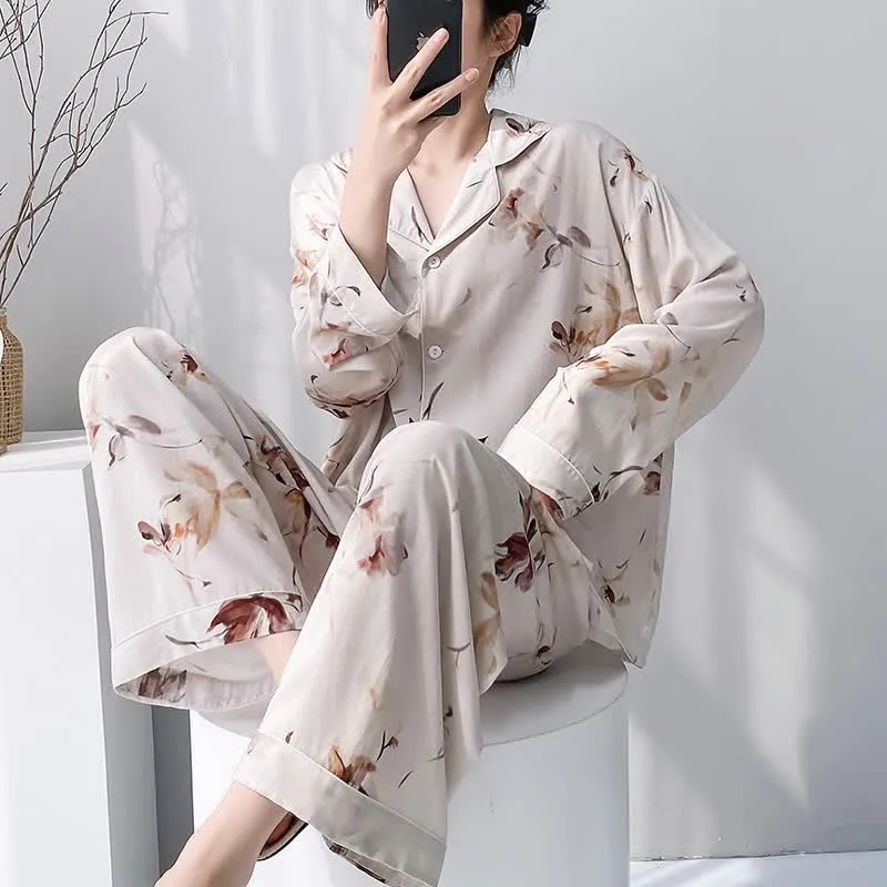 Pyjama-Set im künstlerischen Blumenstil