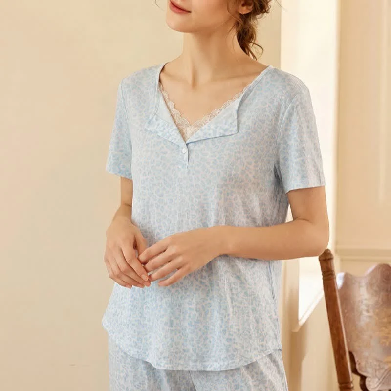 Pyjama mit weichem Leopardenmuster und Spitzenbesatz
