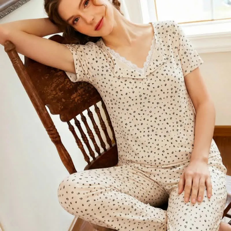 Pyjama mit weichem Leopardenmuster und Spitzenbesatz