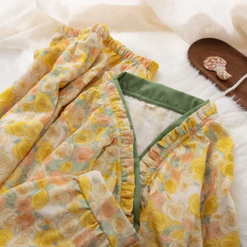 Gelbes Loungewear-Set aus Baumwolle mit Rüschen und Blumenmuster