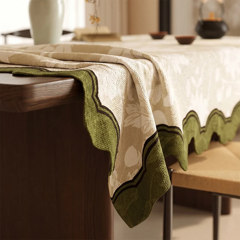 Elegante Tischdecke aus Baumwoll-Leinen-Mischgewebe mit floralem Zweigmuster