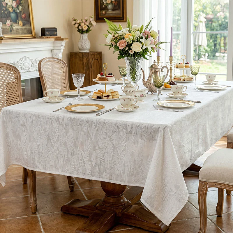 Tischdecke mit Blattmuster und Jacquard-Design