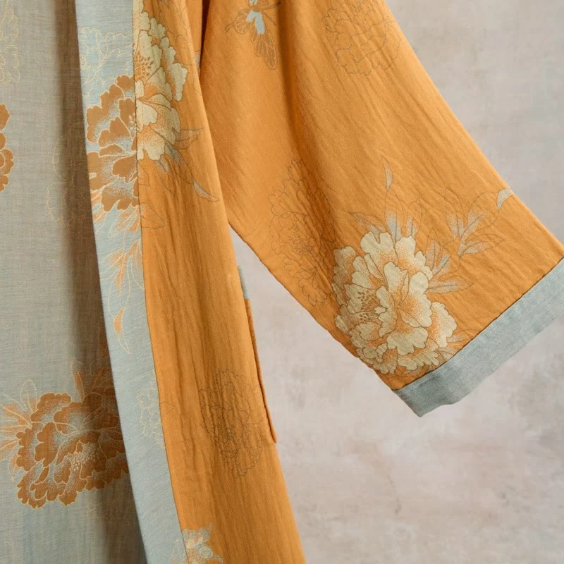 Kimono-Bademantel aus Baumwollgaze mit gelber Pfingstrose