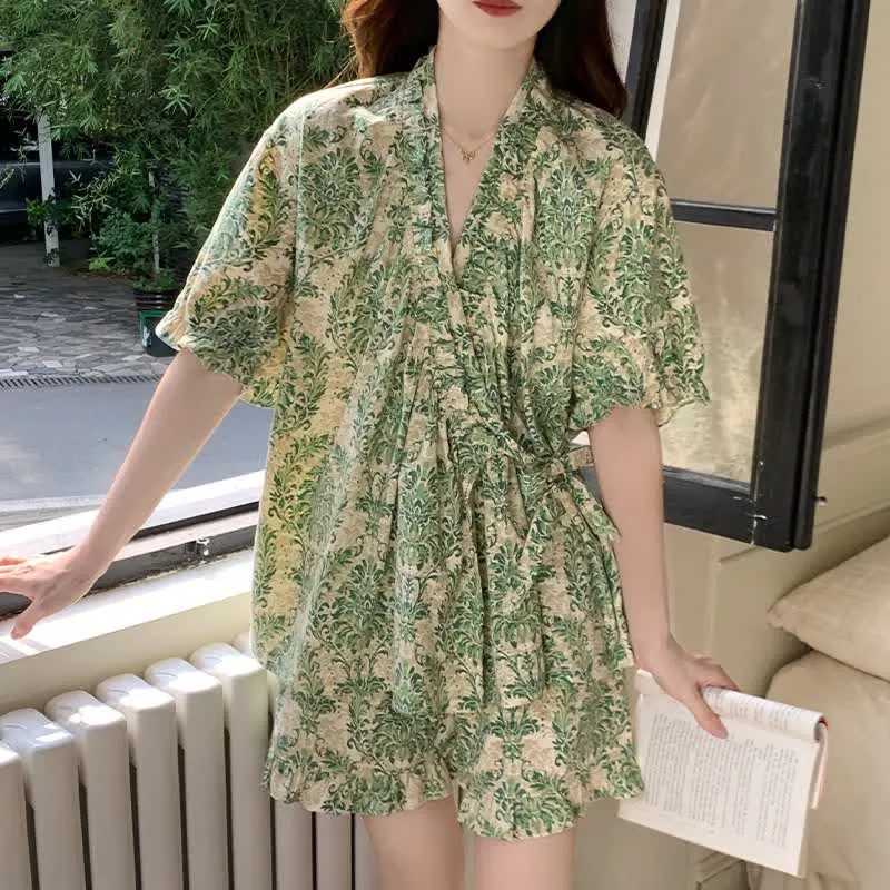 Erfrischender grüner Pyjama mit Blumenmuster und Rüschenärmeln