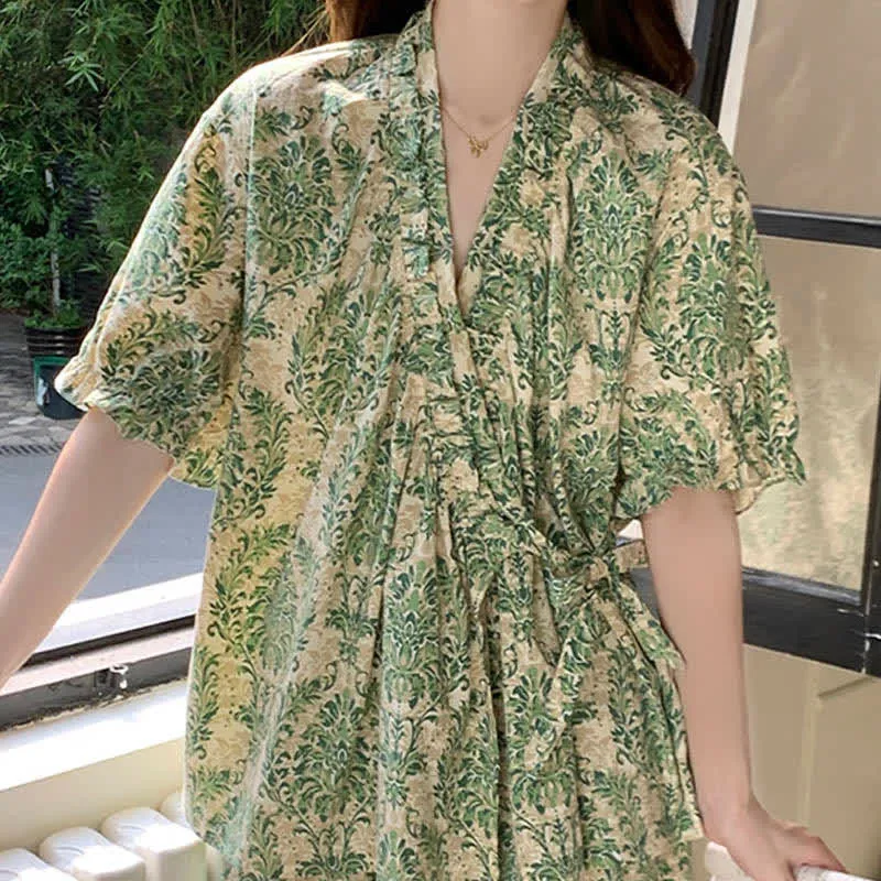 Erfrischender grüner Pyjama mit Blumenmuster und Rüschenärmeln