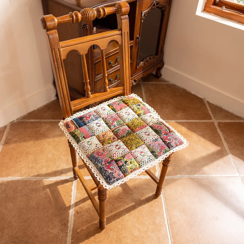 Quadratisches Stuhlkissen im Boho-Patchwork-Stil