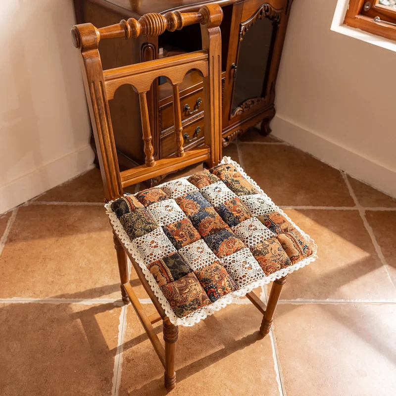 Quadratisches Stuhlkissen im Boho-Patchwork-Stil