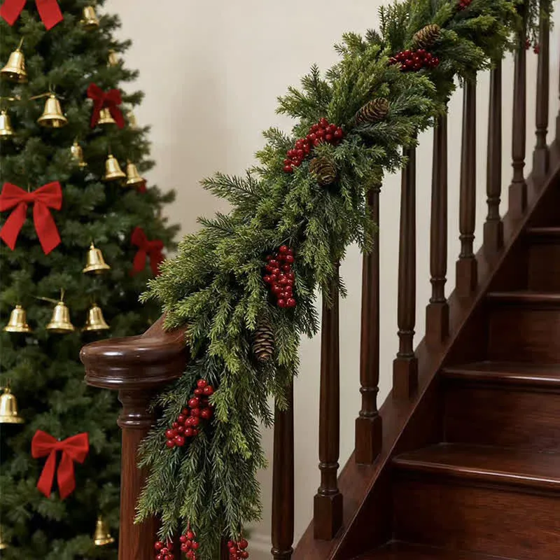 Künstliche Zedern- und Kiefernholz-Weihnachtsgirlande mit roten Beeren