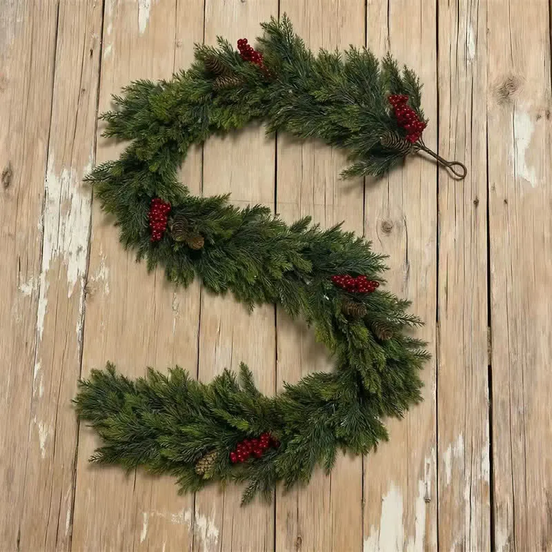 Künstliche Zedern- und Kiefernholz-Weihnachtsgirlande mit roten Beeren