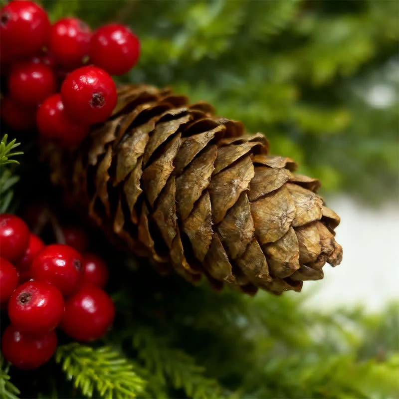 Künstliche Zedern- und Kiefernholz-Weihnachtsgirlande mit roten Beeren