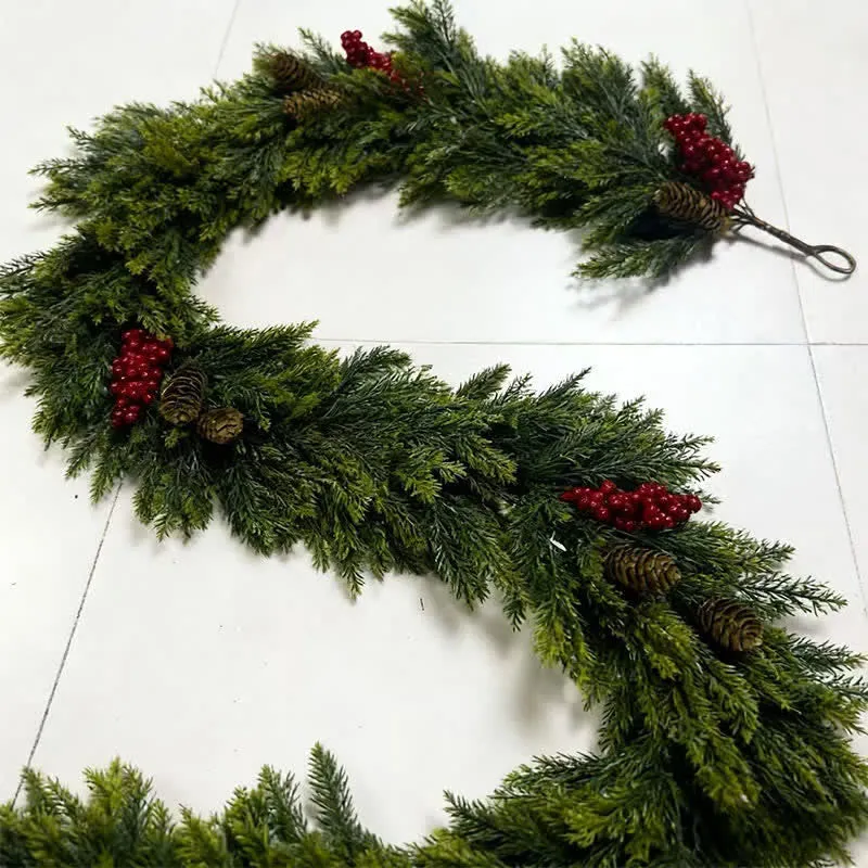 Künstliche Zedern- und Kiefernholz-Weihnachtsgirlande mit roten Beeren