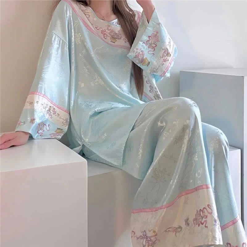 Hellblauer Pyjama im Vintage-Stil mit Blumenmuster