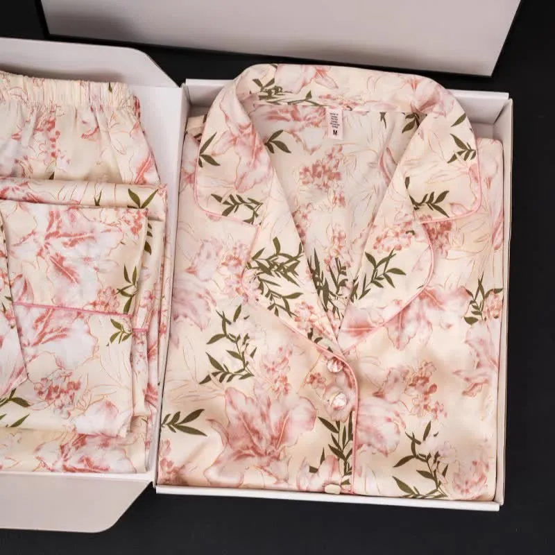Rustikales rosa Pyjama-Set mit Blumen- und Blättermuster