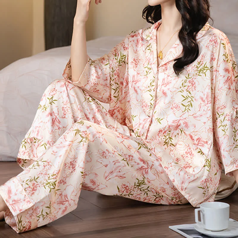 Rustikales rosa Pyjama-Set mit Blumen- und Blättermuster