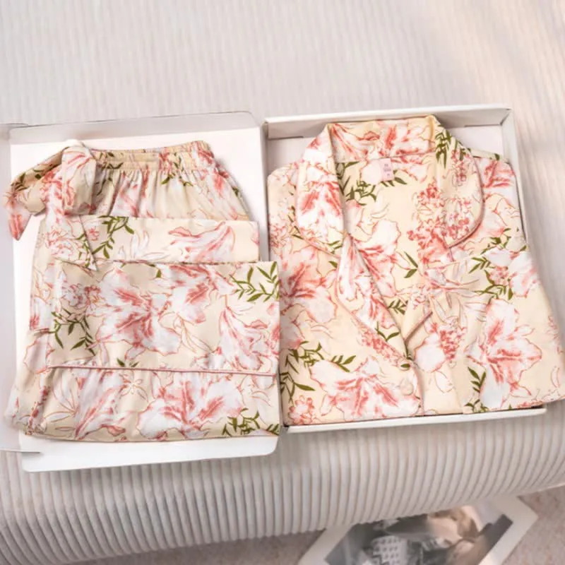 Rustikales rosa Pyjama-Set mit Blumen- und Blättermuster