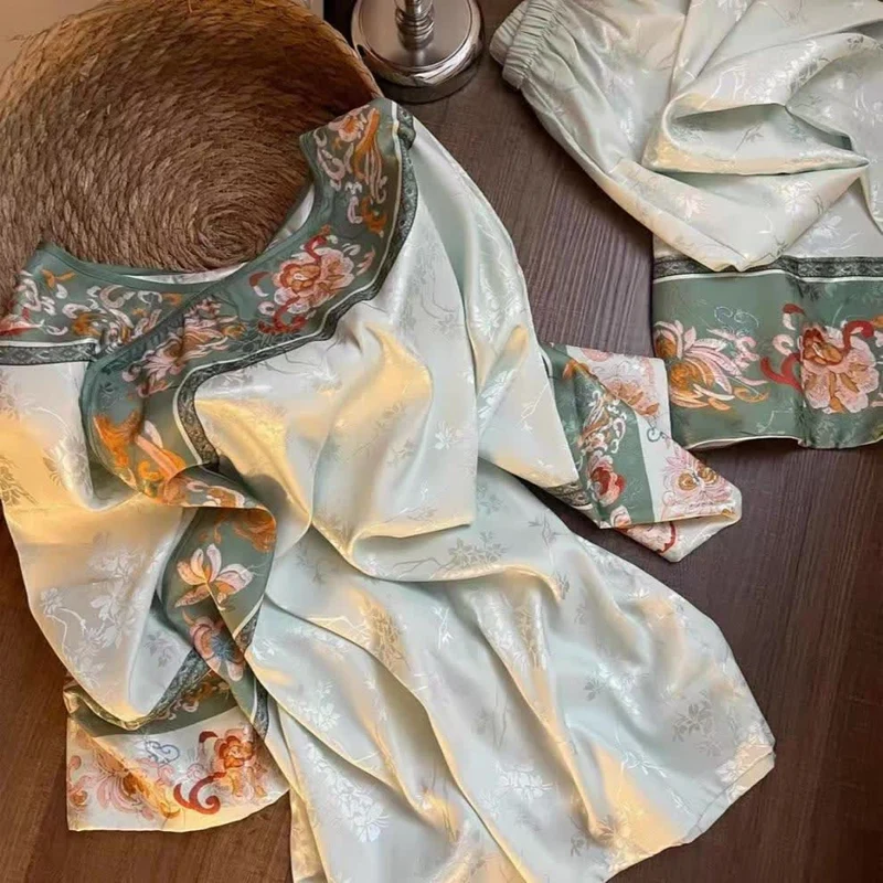 Hellgrünes Vintage-Pyjama-Set mit Blumenmuster