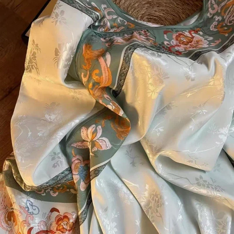 Hellgrünes Vintage-Pyjama-Set mit Blumenmuster