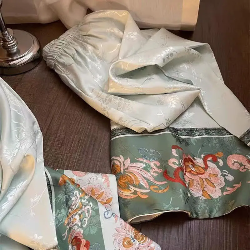 Hellgrünes Vintage-Pyjama-Set mit Blumenmuster