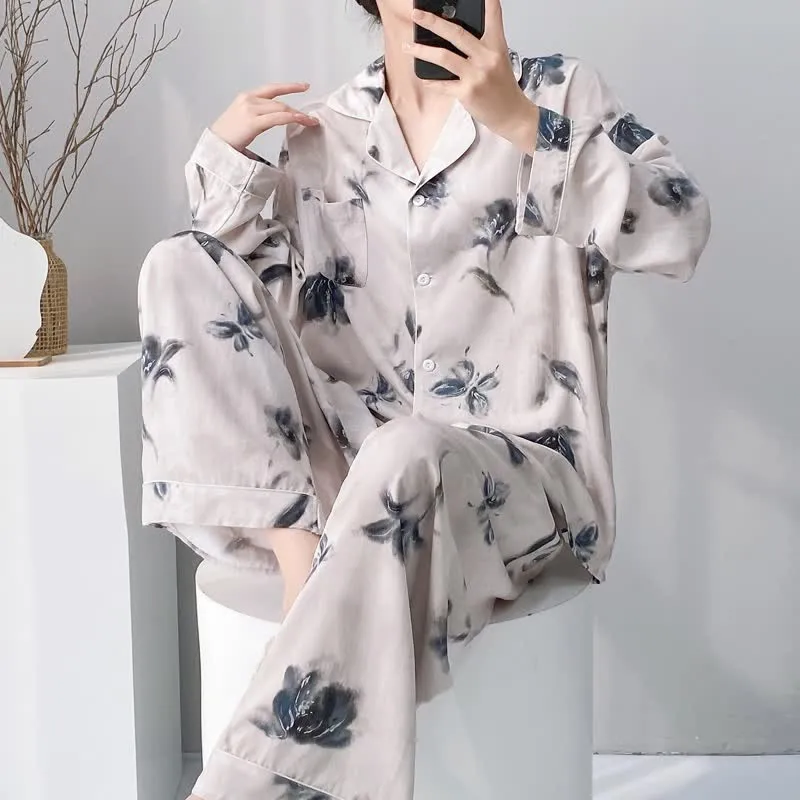 Pyjama-Set mit Blumenmuster und Schmetterlingen (Tinte Wash)