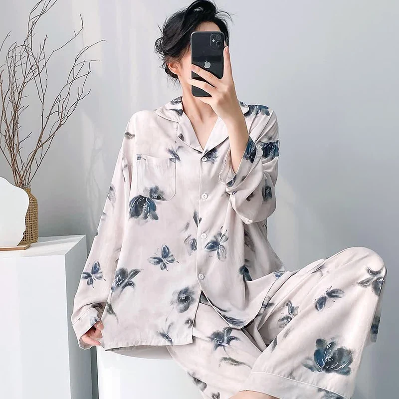 Pyjama-Set mit Blumenmuster und Schmetterlingen (Tinte Wash)