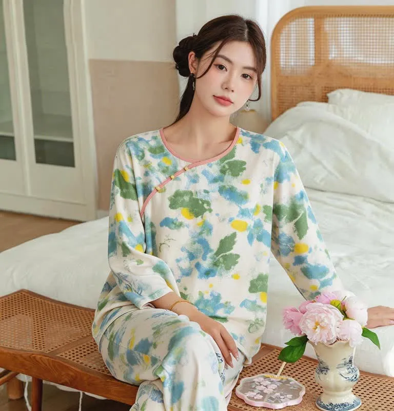 Orientalisches Pyjama-Set mit künstlerischem Aquarell-Design
