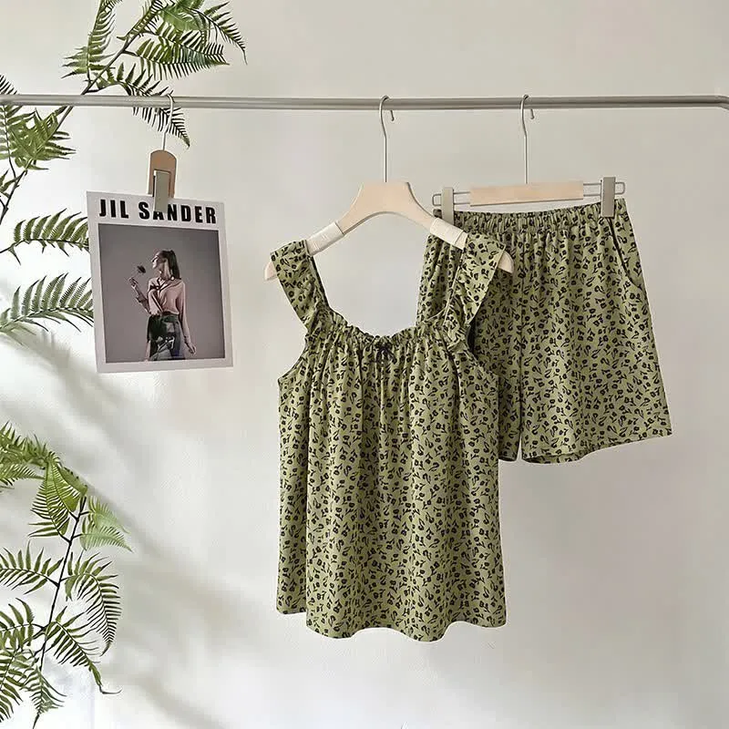 Olivgrüner Pyjama-Set mit Rüschen und Blumenmuster