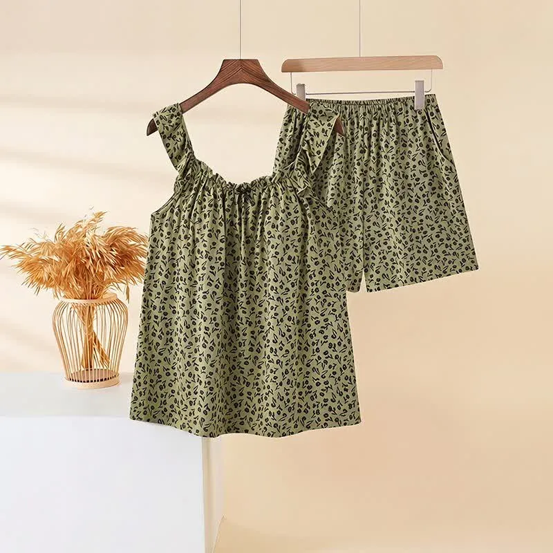 Olivgrüner Pyjama-Set mit Rüschen und Blumenmuster